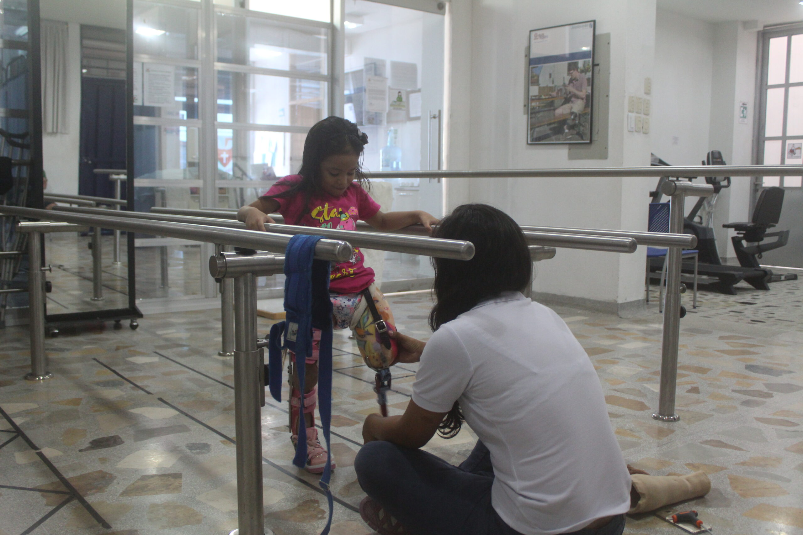 Kind leert lopen met beenprothese bij revalidatieafdeling Ce Camilo in Baranquiala, Colombia
