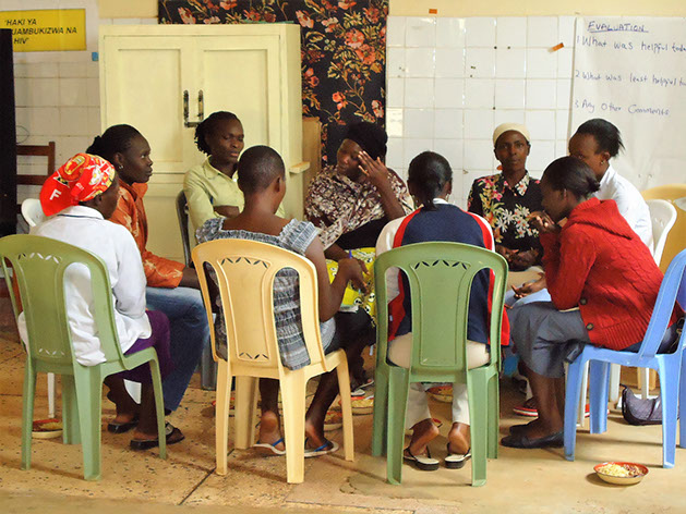 Groep jongeren tijdens workshop bij KAP in Kitale Kenia