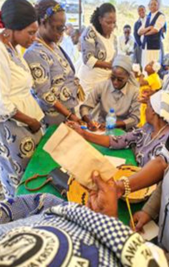 Het tellen van geld dat vrouwen in Same, Tanzania hebben opgehaald met het inzamelen van statiegeldflessen in hun parochie om om zo de bouw van een Mariagrot te bekostigen.